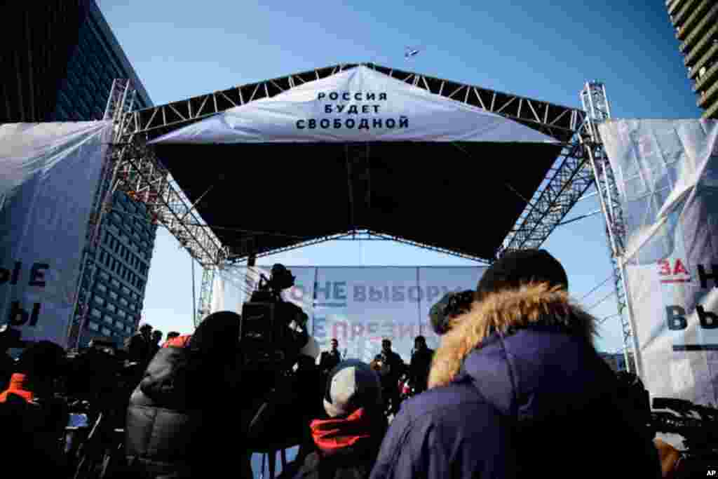 Speakers, including election observers and opposition politicians, address a crowd of thousands at a rally for fair elections in Moscow. (VOA Photo - Yuli Weeks)