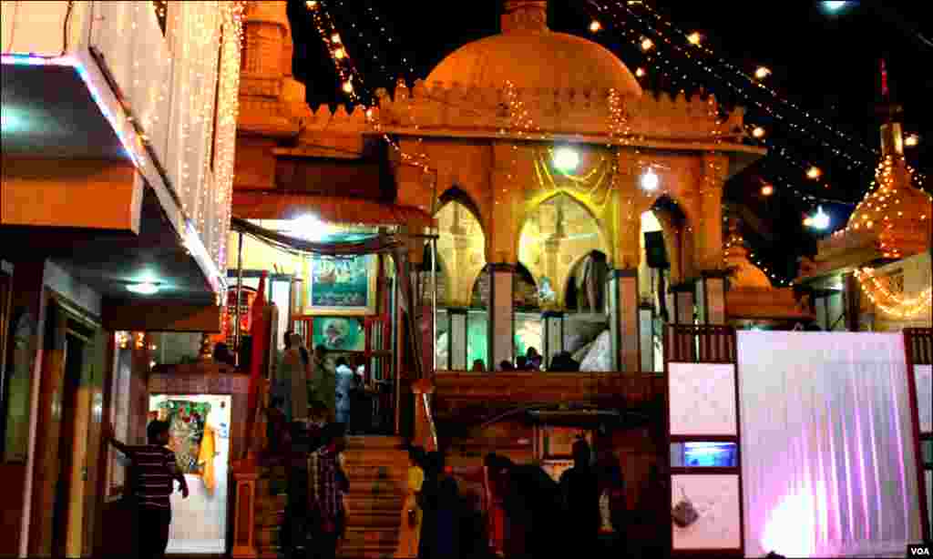 کراچی شہر کے دیگر مندروں کی طرح سوامی نارائن مندر میں بھی شیوراتری کی خصوصی پوجا کیلئے مندر میں ہندو برادری کے افراد ہر سال شرکت کرتے ہیں