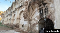 Con el tiempo, la "Iglesia Vieja" o Iglesia de La Asunción ha sido restaurada, y en su interior se almacenan artículos para uso en eventos culturales. [Fotografía Karla Arévalo / VOA]