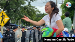 La joven Zaida Hernández durante una protesta contra el gobierno de Daniel Ortega. [Foto de Houston Castillo Vado, VOA]