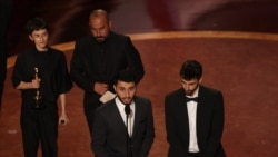 Sutradara film dokumenter "No Other Land," Basel Adra dan Yuval Abraham, menyampaikan pidato kemenangan dalam ajang Oscar yang digelar di Los Angeles, pada 2 Maret 2025. (Foto: Reuters/Carlos Barria)