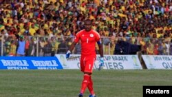 Le gardien nigérian Enyeama quitte le terrain après avoir battu l'Ethiopie 2 -1 lors de son match de qualification à la Coupe du monde 2014. 