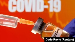 "COVID ကာကွယ်ဆေး" လို့ရေးထားတဲ့ ပုလင်းတခု။ (ဧပြီ ၁၀၊ ၂၀၂၀)