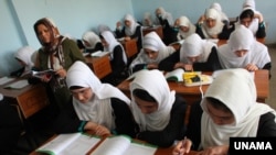 Pada bulan pertama tahun ajaran, siswi kelas 12 mengangkat tangan untuk menjawab pertanyaan yang diajukan oleh seorang guru di SMA Bibi Sarwary di daerah Khairkhana, Kabul. (Foto: Courtesy/UNAMA)