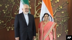 Menlu Iran Javad Zarif (kiri) bertemu Menlu India Sushma Swaraj di New Delhi, India, Selasa (14/5). 