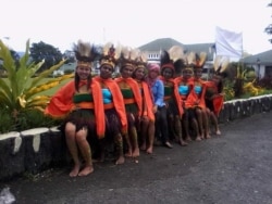 Erissa (baju biru) bersama mahasiswanya seusai menari Balada Cendrawasih. Tarian ini diciptakan Erissa untuk acara HUT kota Wamena. (Foto courtesy: Erissa)