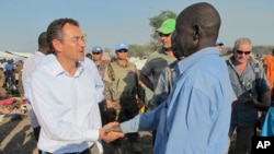 Toby Lanzer, pejabat PBB untuk urusan kemanusiaan di Sudan Selatan (kiri) saat mengunjungi kemah pengungsi di Bentiu, Sudan Selatan, 24 Desember 2013 (Foto: dok).