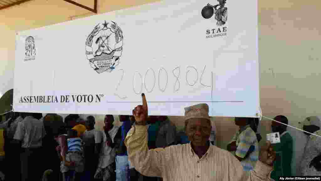 Primeiro eleitor a votar na província de Cabo Delgado, Moçambique. 15 Out, 2014. Foto enviada por Aly Júnior