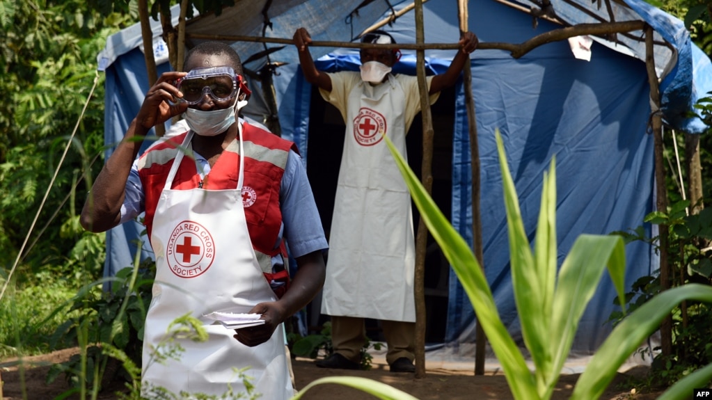 Agents de santé près du point de contrôle à la frontière de Mpondwe entre l'Ouganda et la République démocratique du Congo, le 14 juin 2019.