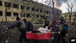 Снимок разрушенного родильного дома в Мариуполе после российской атаки 9 марта 2022 года (фото Евгения Малолетки/ AP, получившее Пулитцеровскую премию)