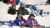 Los aficionados sentados entre la nieve en la gradas del juego de la NFL entre los Bills de Búfalo y los 49 de San Francisco, en OrchardPark, Nueva York, el 1 de diciembre de 2024.