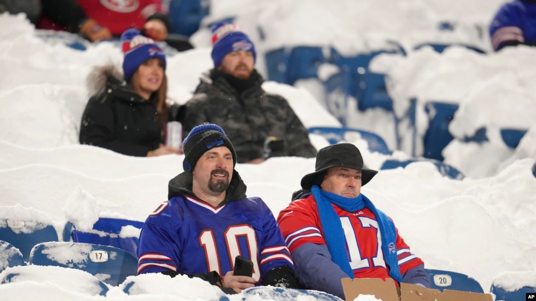 Los aficionados sentados entre la nieve en la gradas del juego de la NFL entre los Bills de Búfalo y los 49 de San Francisco, en OrchardPark, Nueva York, el 1 de diciembre de 2024.
