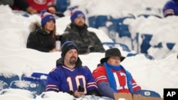 Los aficionados sentados entre la nieve en la gradas del juego de la NFL entre los Bills de Búfalo y los 49 de San Francisco, en OrchardPark, Nueva York, el 1 de diciembre de 2024.