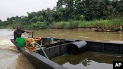 Moja ya boti zinazotumika kuiba mafuta huko Niger Delta, Nigeria.