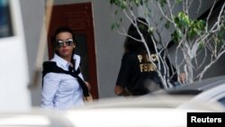 Adriana Ancelmo, esposa del exgobernador de Río, Sergio Cabral, llega a la sede de la Policía Federal en Río de Janeiro, para rendir testimonio.