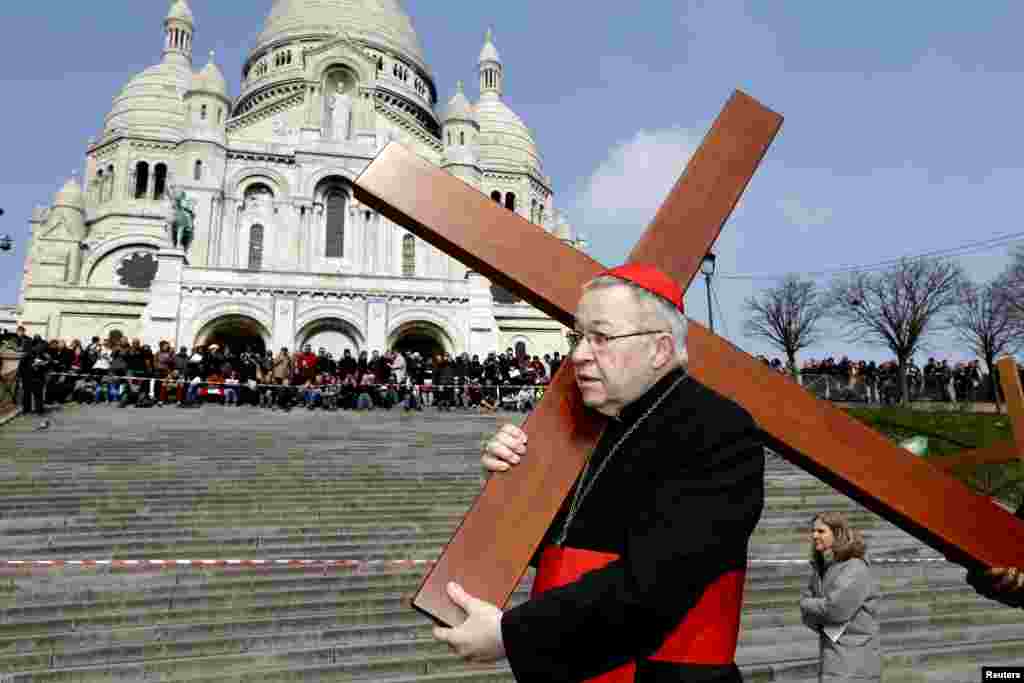 El arzobispo de Paris, cardenal Andre Vingt-trois, carga la cruz frente a la Basílica del Sagrado Corazón en Montmartre.