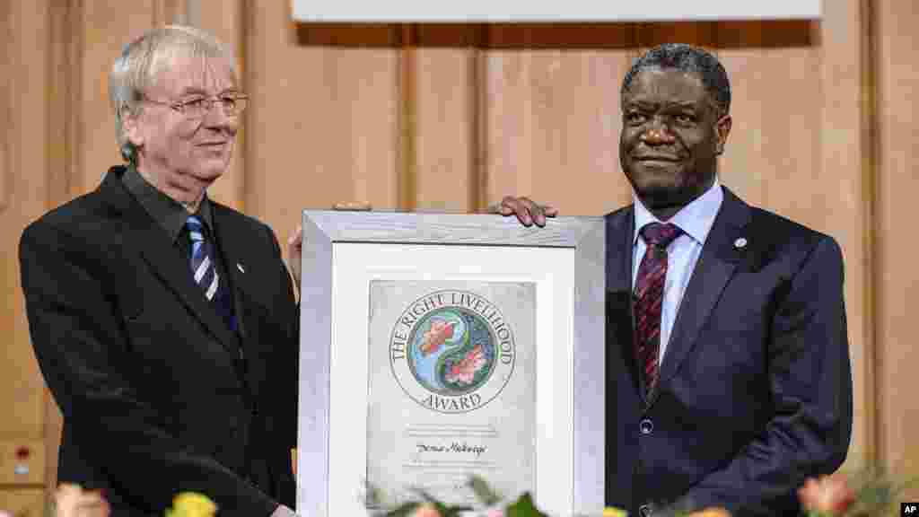 Denis Mukwege du Congo, reçoit le &quot;Right Livelihood Award&quot;, lors d&#39;une cérémonie au parlement suédois à Stockholm, en Suède, le 2 décembre 2013.