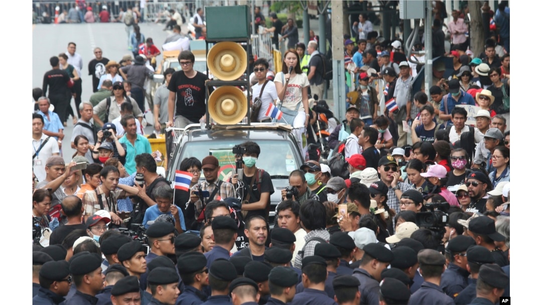 Polisi Thailand memblokir sebuah mobil van pengunjuk rasa pro-demokrasi Thailand, menandai ulang tahun keempat pengambilalihan pemerintah oleh militer di Bangkok, Thailand, Selasa, 22 Mei 2018.