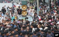 Polisi Thailand memblokir sebuah mobil van pengunjuk rasa pro-demokrasi Thailand, menandai ulang tahun keempat pengambilalihan pemerintah oleh militer di Bangkok, Thailand, Selasa, 22 Mei 2018.