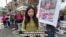 习近平访美之际，纽约街头：“习近平下台”对上“中国共产党为人民”