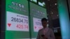 2018年12月5日星期三，一名男子走过香港股票指数电子板。