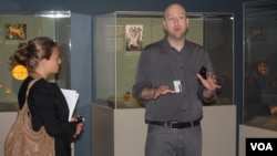 El curador Ranald Woodaman del Centro Latino del Smithsonian explica los detalles dela muestra que abarca piezas de arte ancestral desde 1.000 años A.C. hasta los años 1.500 D.C.