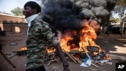 Manifestan nan Burkinan Faso pran lari pou mande demisyon Prezidan Roch Marc Christian Kabore, Samdi 27 Nov. 2021.
