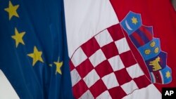 2013年6月30日克罗地亚国旗（右）和欧盟旗帜在首都萨格勒布飘扬。