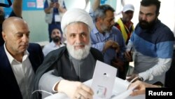 헤즈볼라 부 지도자 셰이크 나임 카셈이 6일 레바논 수도 베이루트의 투표소에서 의회 총선 투표를 하고 있다. 