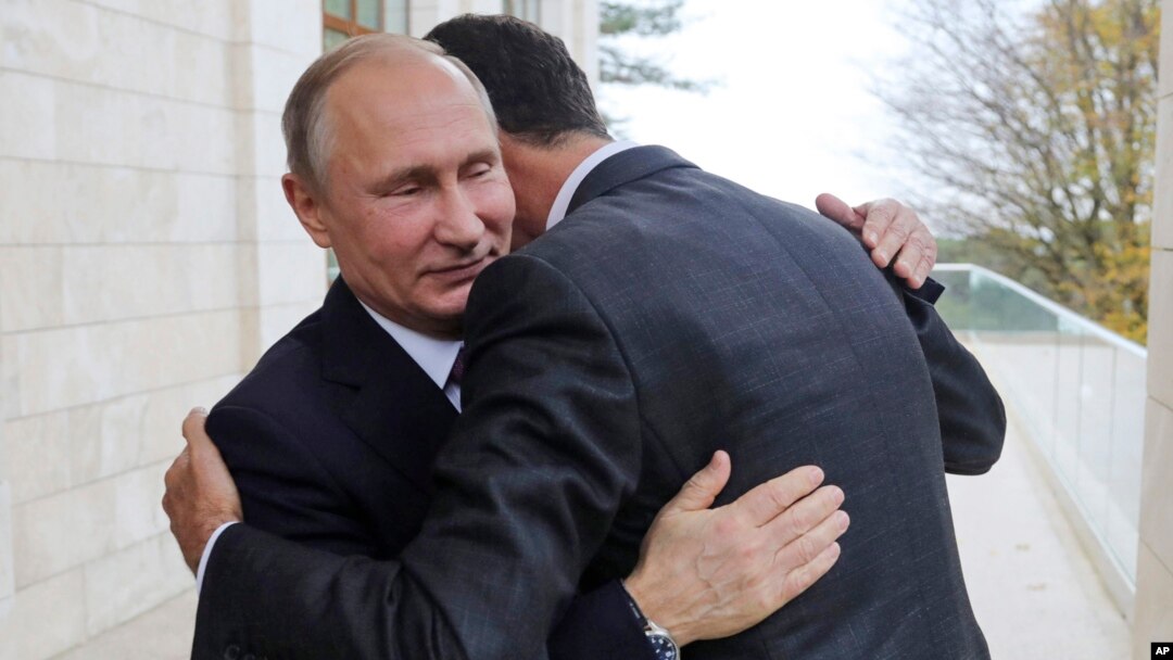 Arhiv: Ruski predsjednik Vladimir Putin grli se sa sirijskim predsjednikom Basharom al-Assadom tokom susreta u Sočiju, 21. novembar 2017. godina (Foto: Mikhail Klimentyev, Kremlin Pool Photo via AP)