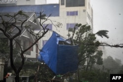 Los escombros de una valla destruida se enredan entre los árboles después de que el súper tifón Yagi azotara Hai Phong el 7 de septiembre de 2024.