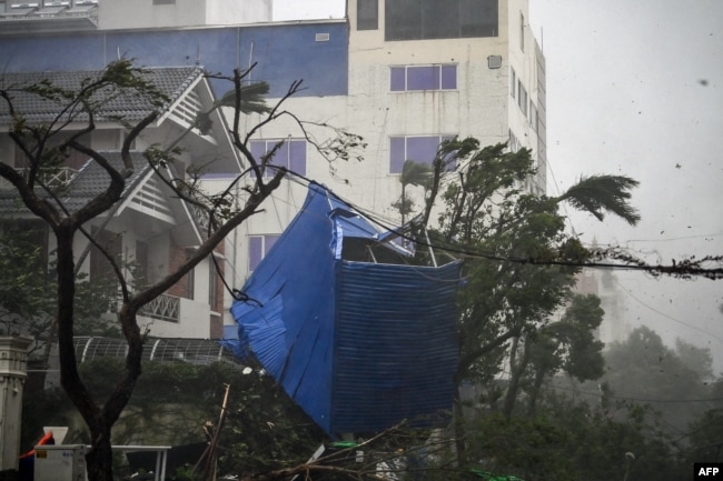 Los escombros de una valla destruida se enredan entre los árboles después de que el súper tifón Yagi azotara Hai Phong el 7 de septiembre de 2024.