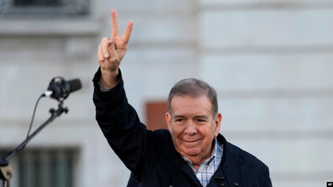 ARCHIVO - El líder opositor venezolano Edmundo González saluda a sus partidarios en la Puerta del Sol, en el centro de Madrid, España, el 28 de septiembre de 2024. 