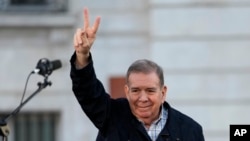 ARCHIVO - El líder opositor venezolano Edmundo González saluda a sus partidarios en la Puerta del Sol, en el centro de Madrid, España, el 28 de septiembre de 2024. 