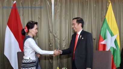 Tư liệu: Cố vấn Quốc gia Myanmar Aung San Suu Kyi và TT Indonesia Joko Widodo tại hội nghị thượng đỉnh ASEAN ở Manila, Philippines, 29/4/2017.