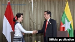 Penasihat Negara Myanmar Aung San Suu Kyi bertemu dengan Presiden Indonesia Joko Widodo di sela-sela KTT ASAN di Manila, Filipina pada 29 April 2017. (Foto: Courtesy)