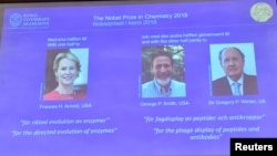 Foto-foto pemenang Hadiah Nobel Kimia 2018: Frances H. Arnold dari Amerika Serikat, George P. Smith dari Amerika Serikat dan Gregory P. Winter of Britain ditampilkan pada layar saat diumumkan di Royal Swedish Academy of Sciences, Stockholm, Swedia, 3 Oktober 2018.