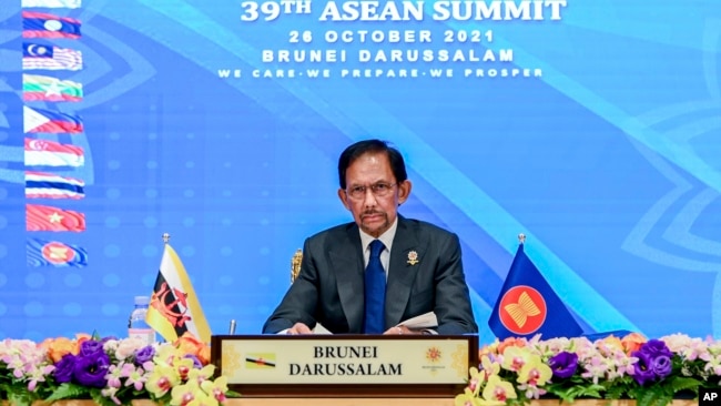 Quốc vương Brunei Hassanal Bolkiah phát biểu tại hội nghị của ASEAN, 28/10/2021.