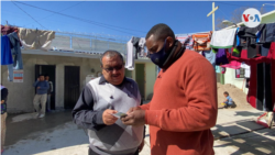 El cubano Mikel Aties Riviaux, (con camiseta naranja) espera desde hace 22 meses en el refugio El Buen Samaritano, Ciudad Juárez, México. [Foto: Celia Mendoza]