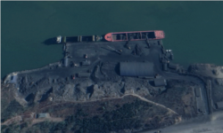 북한 대안항을 촬영한 지난 11월 위성사진. 곳곳에 쌓여 있는 석탄 더미들과 트럭들이 보이는 가운데 선박에는 석탄이 가득 실렸다. Maxar Technologies/Google Earth.
