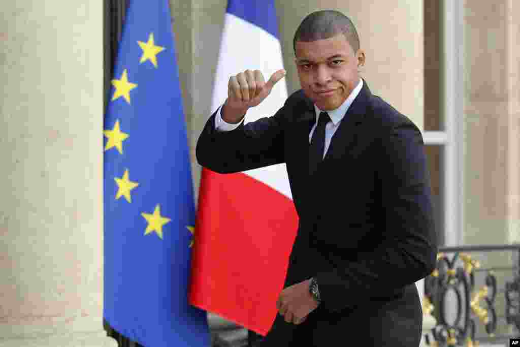 Le footballeur du Paris Saint-Germain, Kylian Mbappe, arrive à l&#39;Elysée, à Paris pour une rencontre avec le président français Emmanuel Macron et le président&nbsp; du Liberia, George Weah, le 21 février 2018.