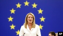 La democristiana Roberta Metsola, de Malta, ofrece un discurso en el Parlamento Europeo, en Estrasburgo, Francia, el 18 de enero de 2022. 