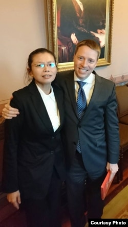 In a photo taken on May 19, Matthew Pottinger, White House National Security Council senior director for Asian affairs, shared his experience with Ching-yu Lee, May 19, 2017. (whereislee.org)