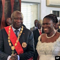 Le président sortant ivoirien Laurent Gbagbo et son épouse Simone lors de son investiture à Abidjan (Archives)