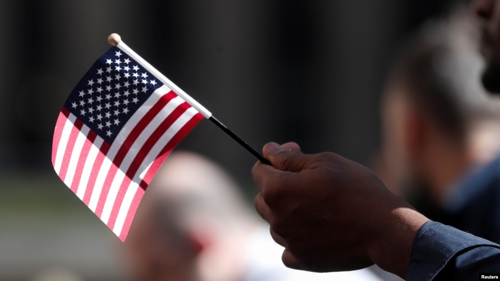 Tư liệu: Một ứng viên mang theo lá cờ Mỹ tại Lễ Nhập tịch do Sở Di trú và Nhập tịch Hoa Kỳ cử hành tại Rockefeller Plaza ở New York ngày 17/9/2019. REUTERS/Shannon Stapleton
