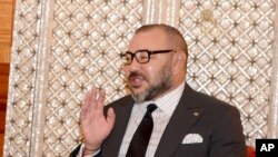 Le roi du Maroc Mohammed VI à droite, parle avec le chef du gouvernement Abdelilah Benkirane à Casablanca, Maroc, le 10 octobre 2016