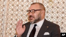 Le roi du Maroc Mohammed VI à droite, parle avec le chef du gouvernement Abdelilah Benkirane à Casablanca, Maroc, le 10 octobre 2016