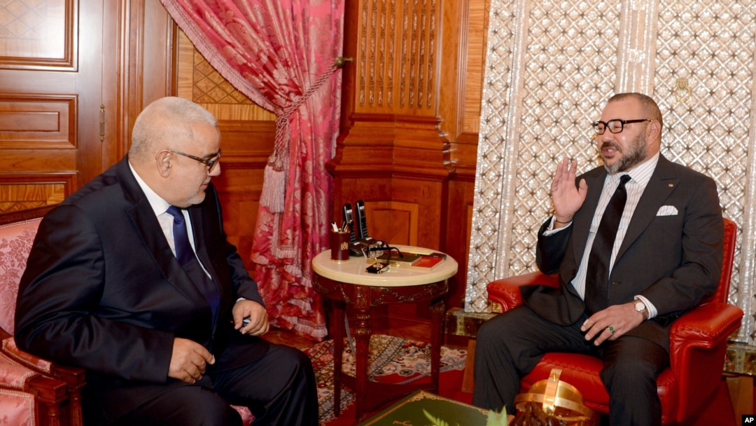 Le roi du Maroc Mohammed VI à droite, parle avec le chef du gouvernement Abdelilah Benkirane à Casablanca, Maroc, le 10 octobre 2016