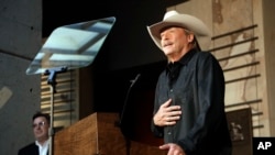 Singer and songwriter Alan Jackson speaks after it was announced, April 5, 2017, in Nashville, Tennessee, that he is one of the 2017 inductees into the Country Music Hall of Fame along with songwriter Don Schlitz and the late singer and songwriter Jerry Reed. 