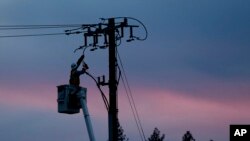 En esta foto de archivo del 26 de noviembre de 2018, un trabajador de PG&E trabaja en una línea eléctrica en Paradise, California.